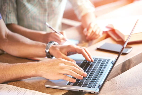 Junger Mann und Frau mit Laptop — Stockfoto