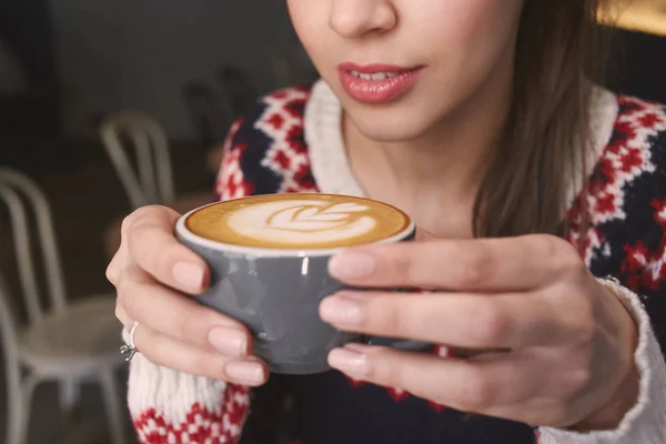 Mujer joven en la cafetería tomando café . —  Fotos de Stock