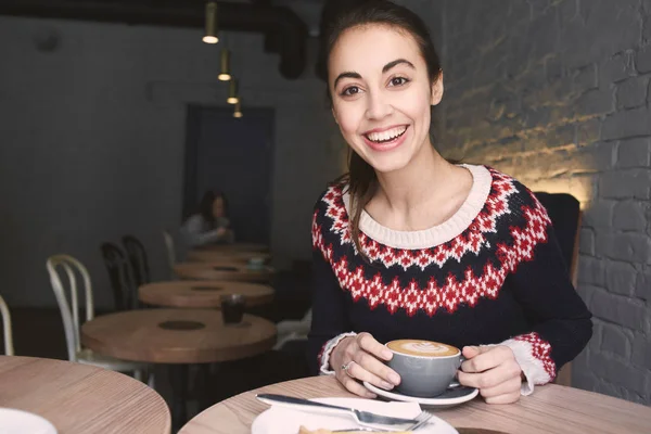 Mujer joven en la cafetería tomando café . — Foto de Stock