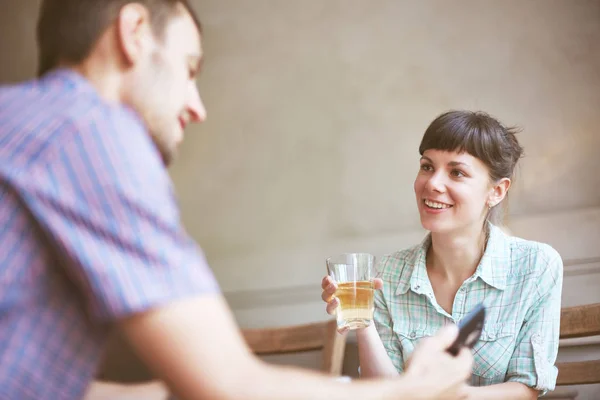 Paar in café communiceren en praten met elkaar — Stockfoto