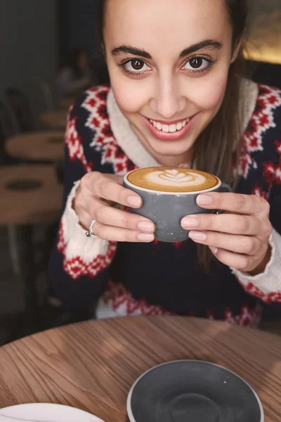 Mujer joven en la cafetería tomando café . — Foto de Stock