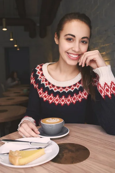 Mujer joven en la cafetería tomando café . — Foto de Stock