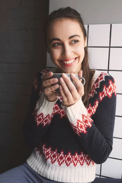 Kafede kahve içme genç kadın.