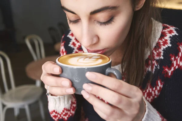 Mujer joven en la cafetería tomando café . — Foto de Stock