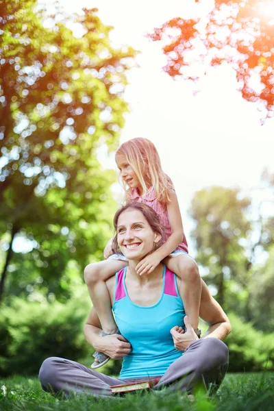 Glad kvinna och barn i den blommande våren garden.mothers dag semester koncept — Stockfoto