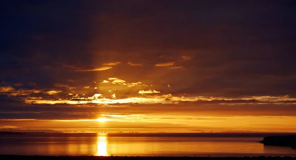 Puesta de sol sobre el océano en Islandia — Foto de Stock