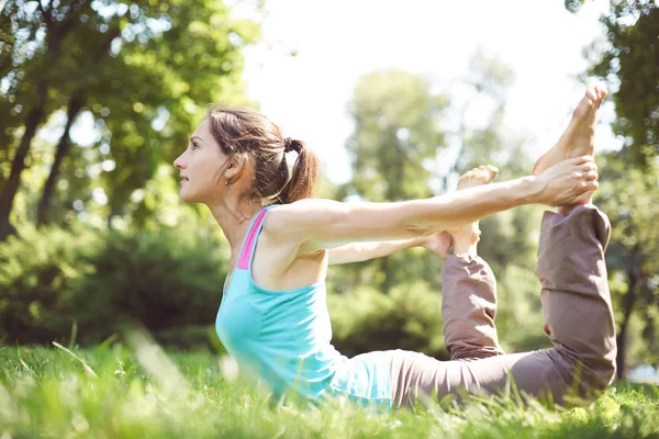 Szczęśliwa kobieta robi joga ćwiczenia, medytować w parku — Zdjęcie stockowe