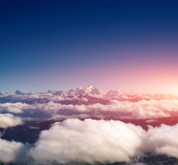 Taivas ja vuoret pilvien yllä — kuvapankkivalokuva
