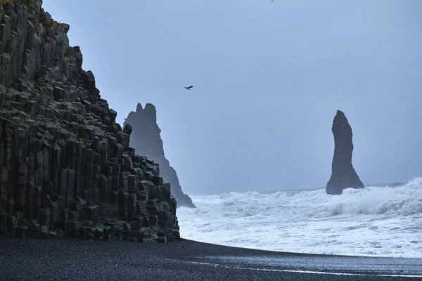 Черный песчаный пляж Рейнисфьяра на юге Исландии — стоковое фото