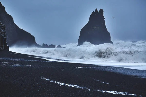 Черный песчаный пляж Рейнисфьяра на юге Исландии — стоковое фото