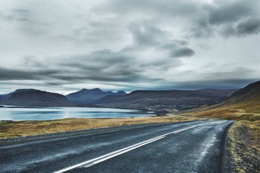 İzlanda manzara içinde boş asfalt yol
