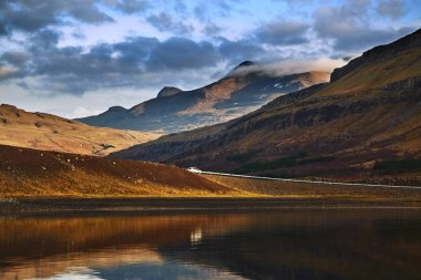 İzlanda fiyort güzel manzarasına. Dağlar göl yansıması