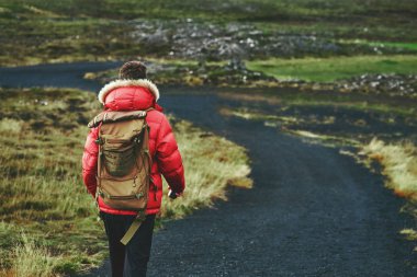 adam seyahat dağlarda bir iz üzerinde