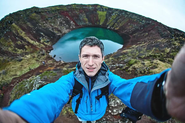 A man shoots a selfie in the background of a volcano crater. — Stock Photo, Image
