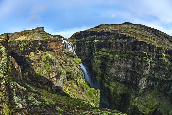 旅行和徒步旅行到冰岛最大的瀑布 — 图库照片