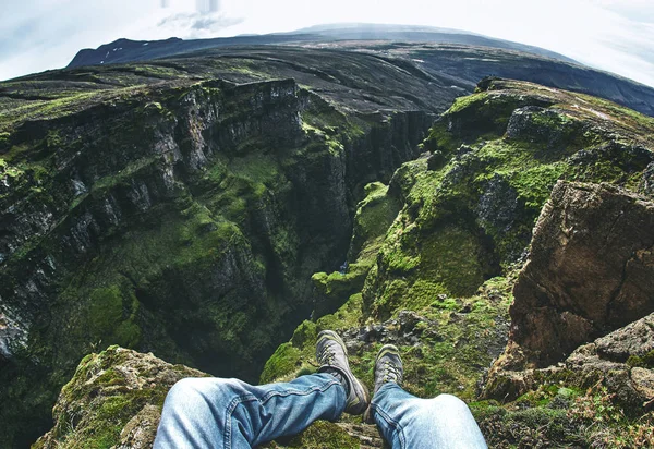 Viagem e caminhadas para a cachoeira mais alta da Islândia — Fotografia de Stock