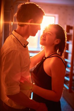 Genç insanların güneşin ışınları akşamları evde sarılma