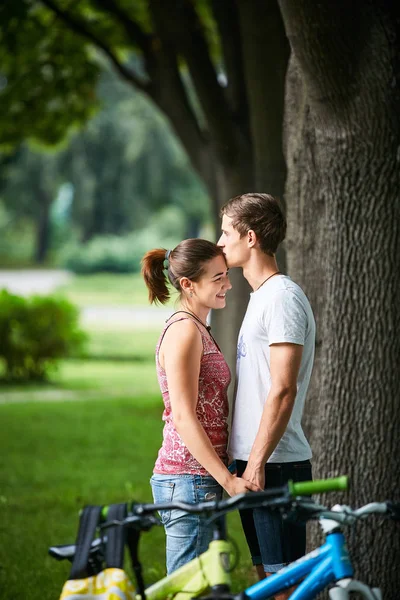Jovens, casal com bicicletas no parque — Fotografia de Stock