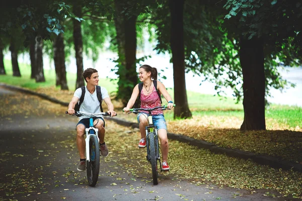 Молодые люди, пара с велосипедами в парке — стоковое фото