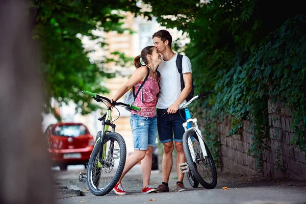 Jeunes, couple avec vélos dans le parc — Photo