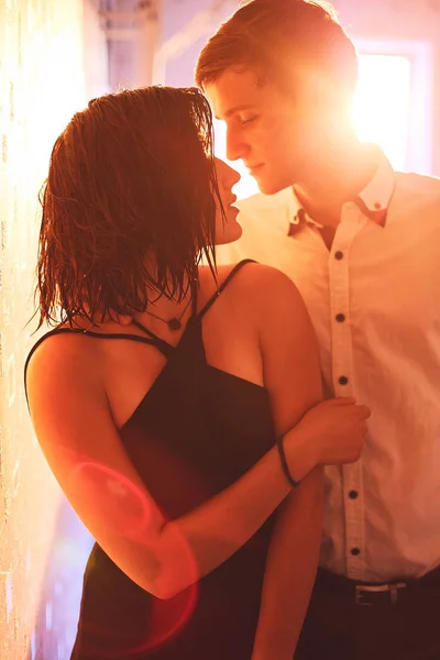 Genç insanların güneşin ışınları akşamları evde sarılma