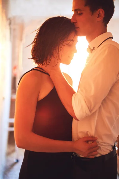 Genç insanların güneşin ışınları akşamları evde sarılma