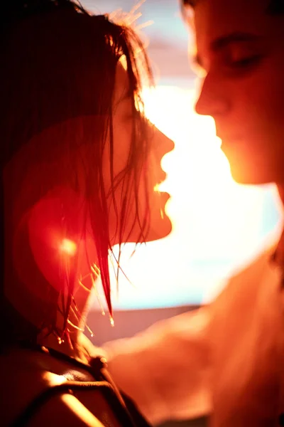 Genç insanların güneşin ışınları akşamları evde sarılma