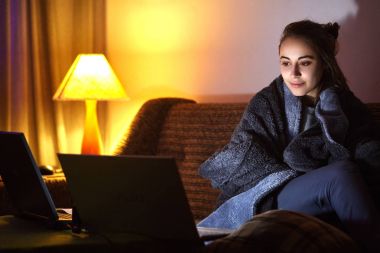 kadın izlerken laptop