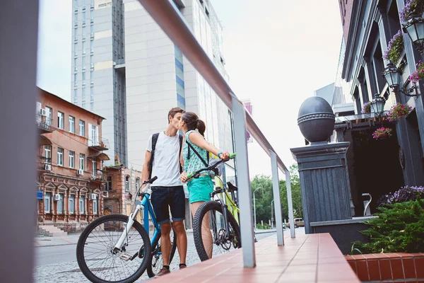 Молодые люди, пара с велосипедами на улице — стоковое фото