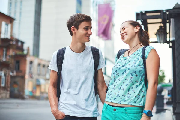 Ungdomar, par med cyklar på gatan — Stockfoto