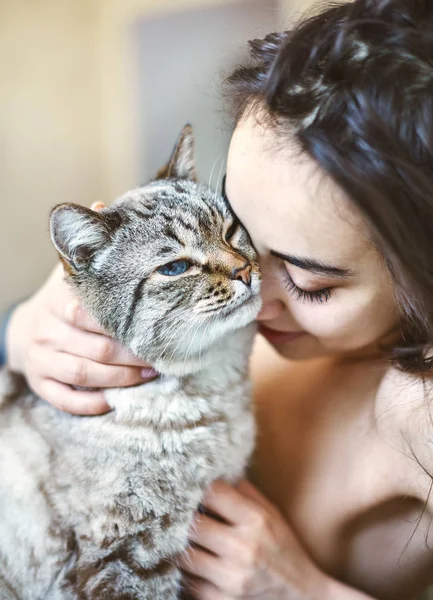 Feliz hermosa joven por la mañana en la cama con un gato —  Fotos de Stock