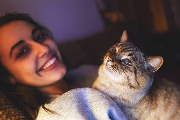 Mladá žena s kočkou na večer — Stock fotografie
