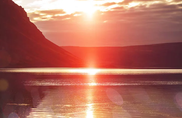 Schöne Aussicht auf den Islandfjord. Spiegelung der Berge im See — Stockfoto