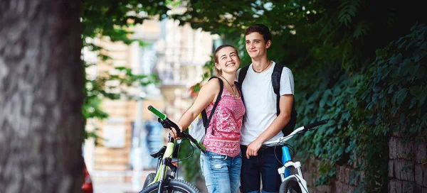 Jeunes, couple avec vélos dans le parc — Photo