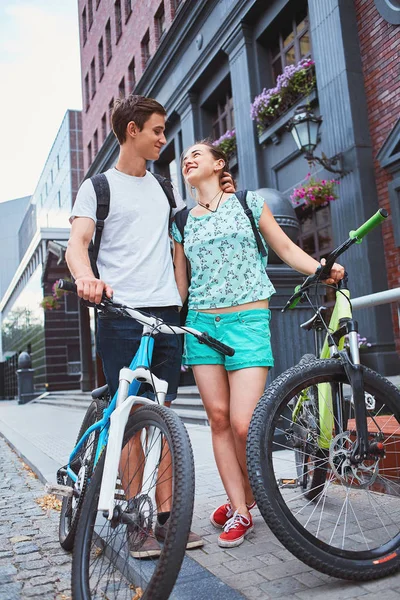 Jeunes, couple à vélo dans la rue — Photo