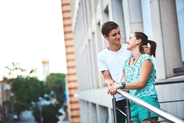 Jóvenes, pareja con bicicletas en la calle — Foto de Stock