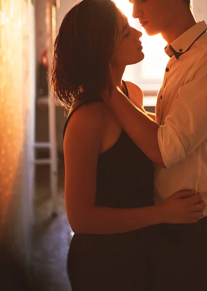 Genç insanların güneşin ışınları akşamları evde sarılma