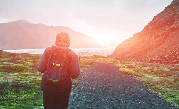 Touriste va à la lagune glaciaire en Islande — Photo