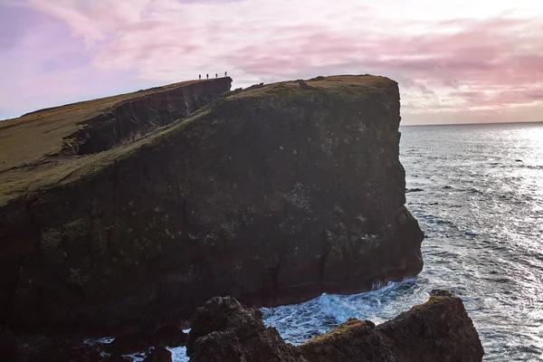 Der schwarze Sandstrand des Leuchtturms von Reykjanesviti im Süden von Island — Stockfoto