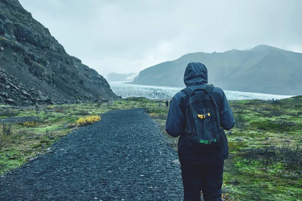 Turist på vei til den islandske lagunen – stockfoto