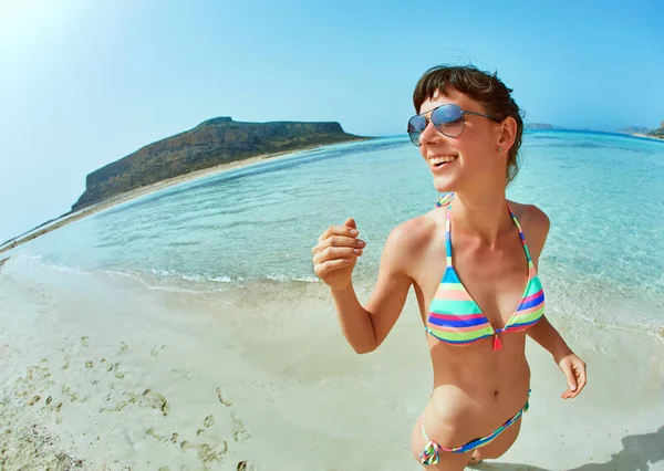 Mujer caminando en la playa — Foto de Stock