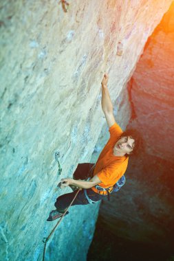 Uçurumdaki erkek dağcı