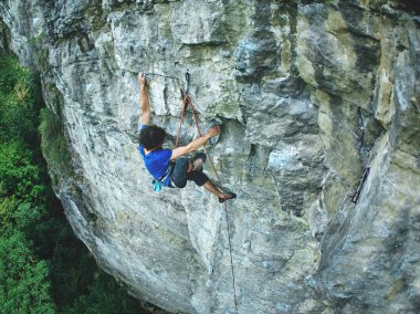 Uçurumdaki erkek dağcı