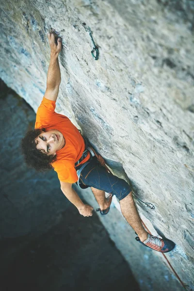 Male rock climber on the cliff — Stock Photo, Image