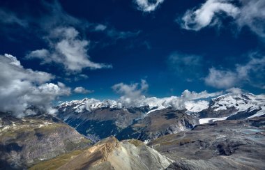 Dağları kar maskeli.