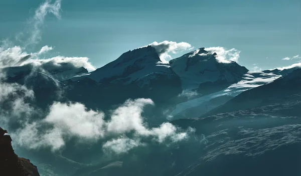 Uitzicht op de Alpine bergen bij de zonsopgang. — Stockfoto