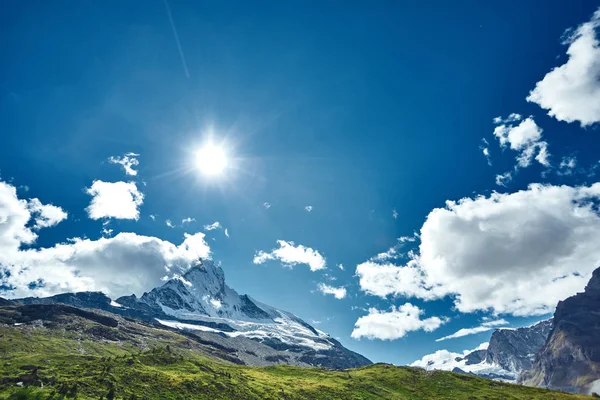 Sníh vrcholky hor.. Pohled na horu Matterhorn. — Stock fotografie