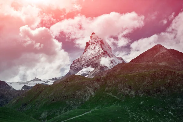 Vista das montanhas alpinas ao nascer do sol. Montagem Matterhorn — Fotografia de Stock