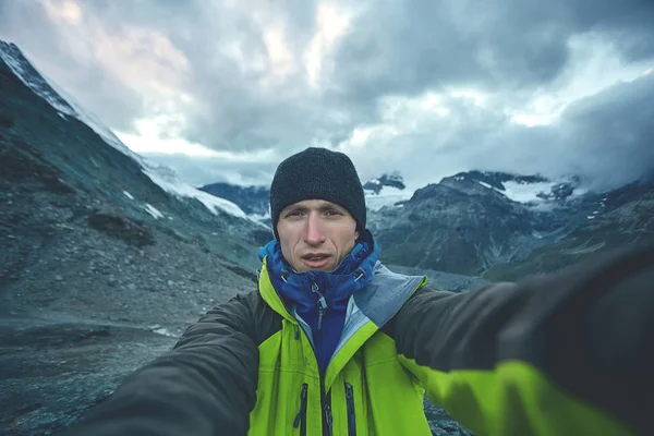 Caminhante fazendo selfie no topo de uma passagem no fundo de montagem Matterhorn — Fotografia de Stock