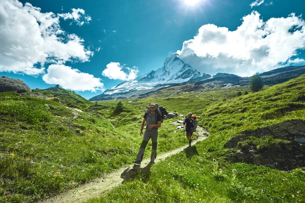 Caminhantes na trilha nas montanhas — Fotografia de Stock